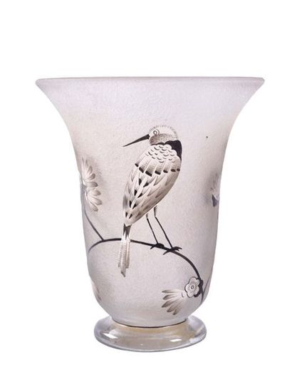 null DAUM

Cornet vase on pedestal. Glass print

frosty white decorated with a bird...