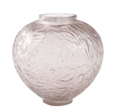 null Rene LALIQUE (1860-1945)

Mistletoe vase (1920). Proof in white moulded glass

matt...