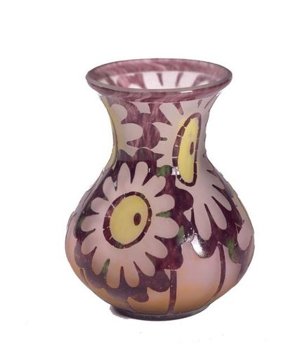 null FRENCH GLASS

Helianthus (1928-1930). Ovoid vase with evase neck

on a ring...