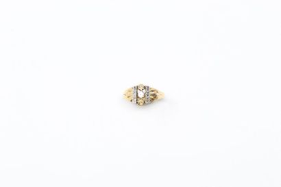 null 18k (750) yellow gold ring set with a white stone on either side of a yellow...