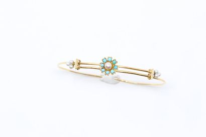 null Adjustable bracelet in 18k (750) yellow gold adorned with a flower centered...