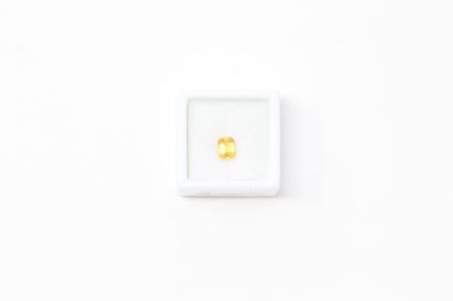 null Rectangular yellow sapphire with cut edges on paper. 

Weight: approx. 1.10...
