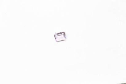 null Rectangular kunzite with cut edges on paper. 

Weight: approx. 4.60 cts. 
