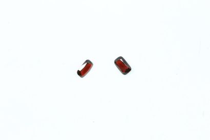null Set of two rectangular garnets on paper. 

Weight: approx. 6.95 cts. 