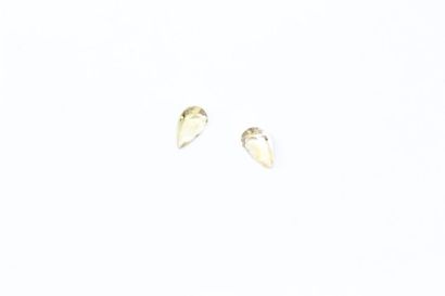 null Set of two pear citrines on paper. 

Weight: approx. 8.65 cts. 