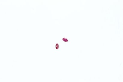 null Set of two oval rubies on paper. 

Weight: approx. 1.70 ct.