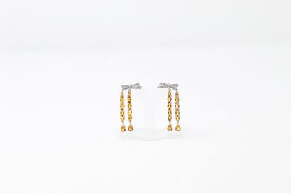 null Pair of silver earrings each stylizing a knot paved with white stones and two...