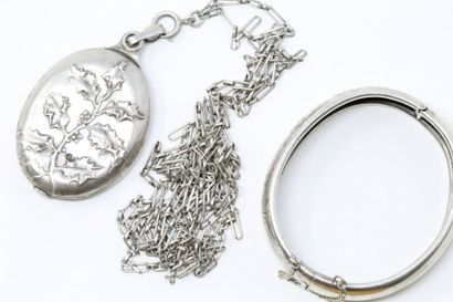 null Silver set composed of a rigid bracelet (boar's head) opening with a chiselled...