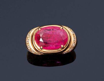null 18K (750) yellow gold signet ring with an oval ruby, the shoulder gadrooned...