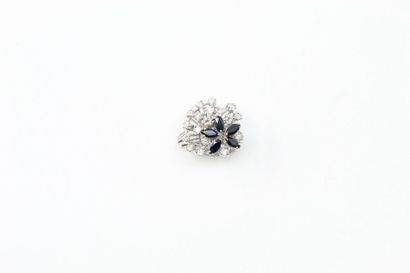 null 18k (750) white gold ring set with five shuttle sapphires in the middle of eighteen...