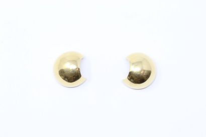 null Pair of earrings in 18k (750) yellow gold, spherical shape with clip clasp on...