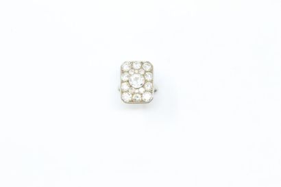 null Bague en platine (950) de forme rectangulaire pavée de quinze diamants, le plus...