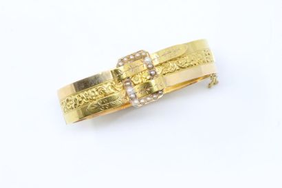 null Bracelet ruban articulé en or jaune 18k (750) orné d'une frise ajourée de rinceaux...