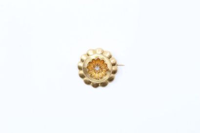 null 18k (750) yellow gold daisy brooch, gold pin, metal hook.

Diameter: 28 mm....