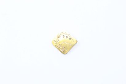 null 18k (750) yellow gold brooch in a square shape with a chiseled decoration of...