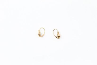 null Pair of 18k (750) yellow gold earrings.

Weight: 0.90 g.