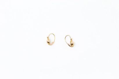 null Paire de boucles d'oreille en or jaune 18k (750).

Poids : 0.90 g.