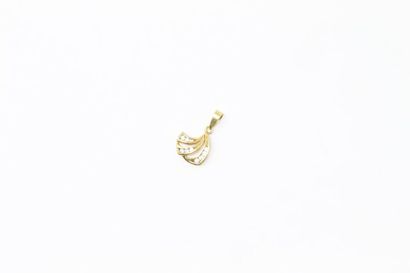null 18k (750) yellow gold pendant with white stones.

Gross weight: 1.40 g.