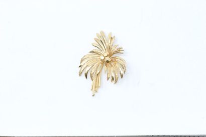 null 18k (750) yellow gold brooch stylizing a palm tree. 

Height: 48 mm. - Weight:...