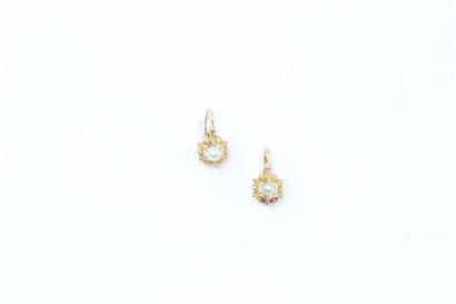 null Pair of 18k (750) yellow gold openwork earrings adorned with a half baroque...