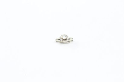 null 18k (750) white gold ring set with a small diamond.

Finger size: 55.5 - Gross...