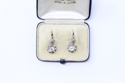 null Pair of platinum sleepers, each with a diamond. 

Diamond weight: approx. 0.5...