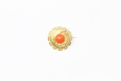 null 18k (750) yellow gold brooch, a coral cabochon set in its center on a guilloché...