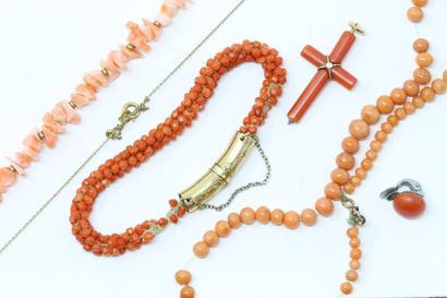 null Small coral cross, metal frame (Ht.: 31 mm), it is joined with damaged pieces...