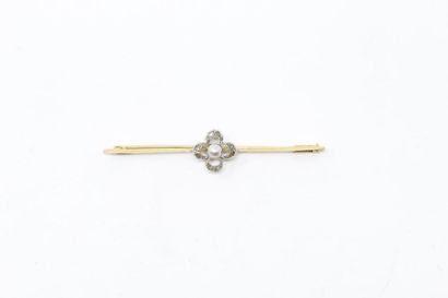 null 14k (585) yellow gold brooch with a compound clover motif decorated with small...