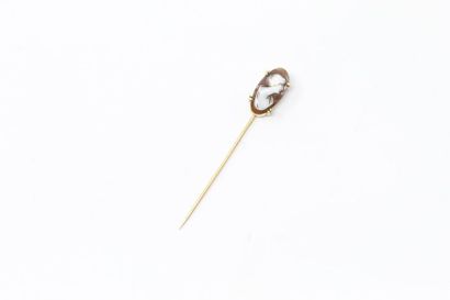 null 18k (750) yellow gold tie pin with cameo.

Length: 5.60 cm; - Gross weight:...