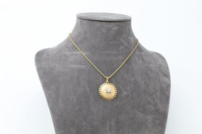 null 18k (750) yellow gold chain, royal stitch with a round radiating pendant adorned...