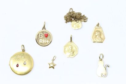 null 18k (750) yellow gold set consisting of a cat pendant, three religious medals,...