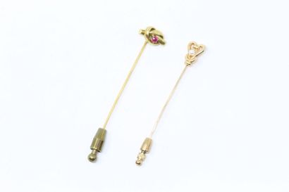 null Two 18k (750) yellow gold tie pins, the upper part in the shape of a knot, one...