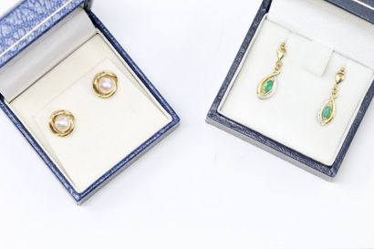 null Two pairs of earrings, set in 18k (750) yellow gold, one adorned with a pearl,...