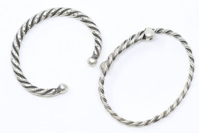 null Two twisted silver bracelets.

Weight: 58.40 g