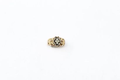 null 18k (750) yellow gold ring decorated with four baroque half pearls in a surround...