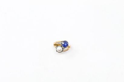 null 18k (750) yellow gold ring Toi & Moi with a pearl and a treated sapphire.

Finger...