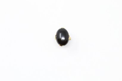 null 18k (750) yellow gold ring with an onyx cabochon, known as the "mourning ring".

Finger...