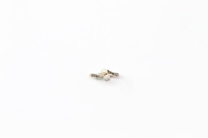null Ring in 18k (750) yellow gold You&Me with a pearl and a diamond of approx. 0.15...