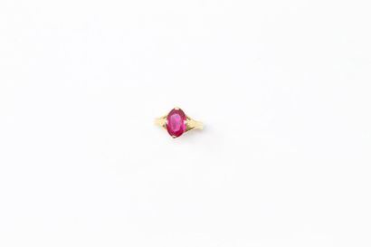 null 18k (750) yellow gold ring set with a synthetic pink sapphire.

Finger size:...