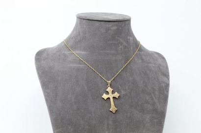 null Cross and chain link in 18k (750) yellow gold.

Neck size: 49 cm. - Weight:...