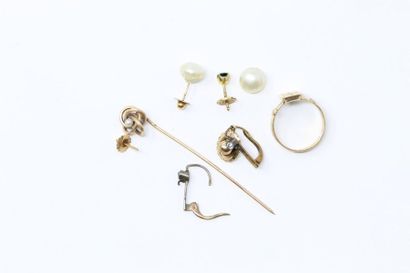null 18k (750) yellow gold scrap: a 19th century ring, a tie pin with a pearl in...