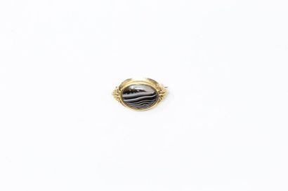 null 14k (585) yellow gold brooch with an agate cabochon, metal pin. 19th century...