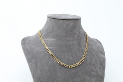 null Necklace in 18k (750) yellow gold with scalloped decoration. 

(Small knock...