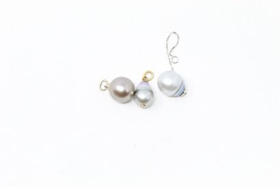 null Set of three Tahitian pearls, two of them circled. 