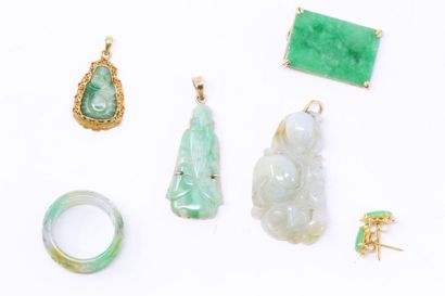 null Jade lot comprising :

- four pendants

- A pair of ear studs

- One ring (TDD:...