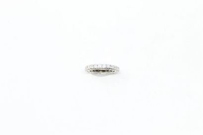 null American wedding band in 18k (750) white gold decorated with brilliants. 

Finger...