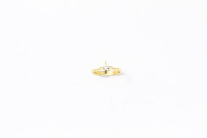 null 18k (750) yellow gold ring set with a diamond. 

Finger size: 53 - Gross weight:...