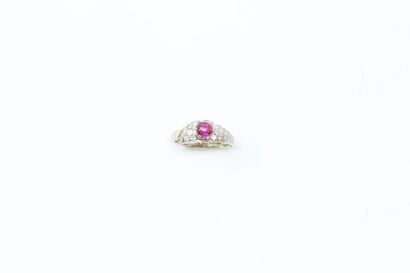 null 18k (750) white gold ring set with a ruby cabochon on a pavement of brilliants.

Finger...