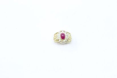 null 14k (585) yellow gold openwork ring with a ruby cabochon set with small brilliants.
Finger...